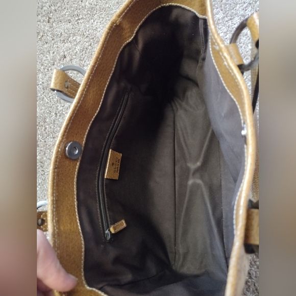 Gucci Medium Tan Monogram Tote Bag - Picture 12 of 16